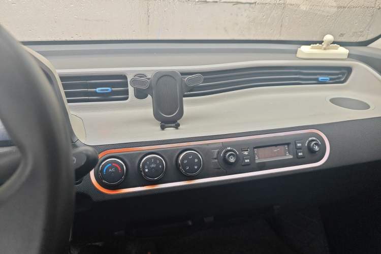 Used Wuling Hongguang MINIEV 2021 Macaron Premium Model – Lithium Iron Phosphate Audio And AC Panel