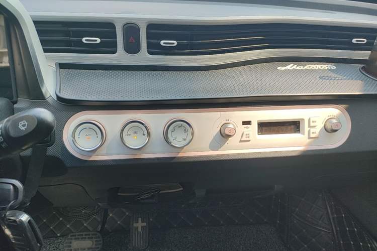 Used Wuling Hongguang MINIEV 2021 Macaron Sandwich Model 170 km Lithium Ternary Audio And AC Panel