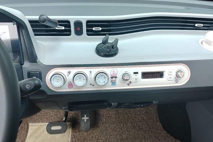 Used Wuling Hongguang MINIEV 2021 Macaron Fashion Model Lithium Iron Phosphate Audio And AC Panel