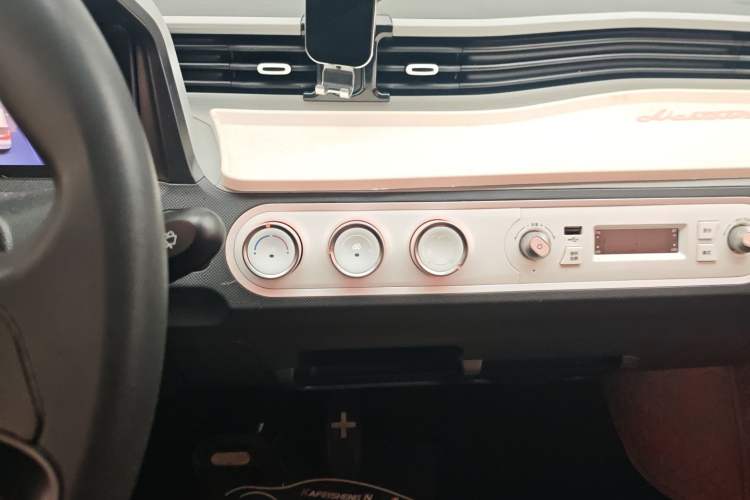 Used Wuling Hongguang MINIEV 2021 Macaron Premium Model – Lithium Iron Phosphate Audio And AC Panel