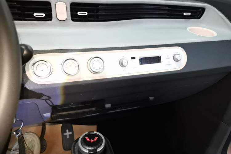 Used Wuling Hongguang MINIEV 2021 Macaron Premium Model – Lithium Iron Phosphate Audio And AC Panel