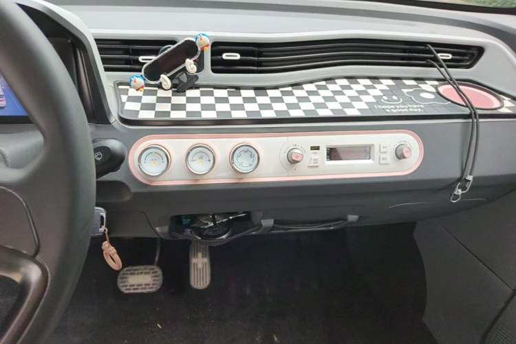 Used Wuling Hongguang MINIEV 2021 Macaron Premium Model – Lithium Iron Phosphate Audio And AC Panel