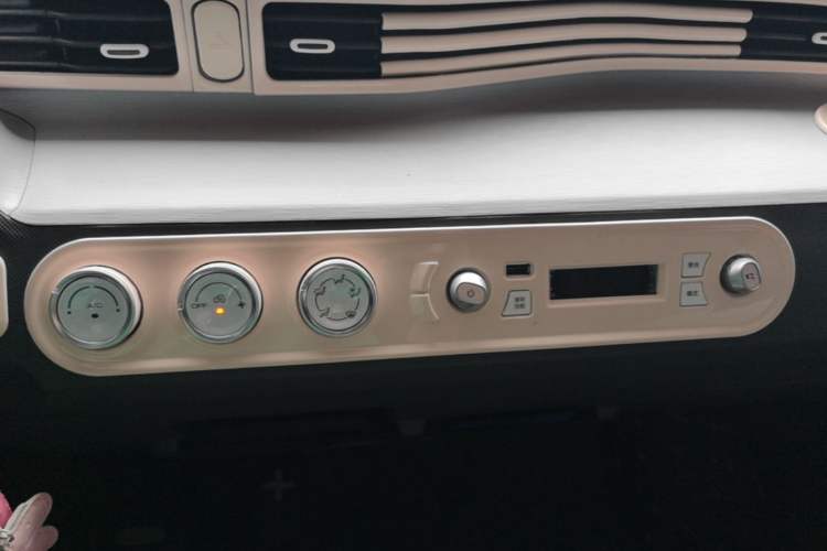 Used Wuling Hongguang MINIEV 2021 Macaron Premium Model – Lithium Iron Phosphate Audio And AC Panel