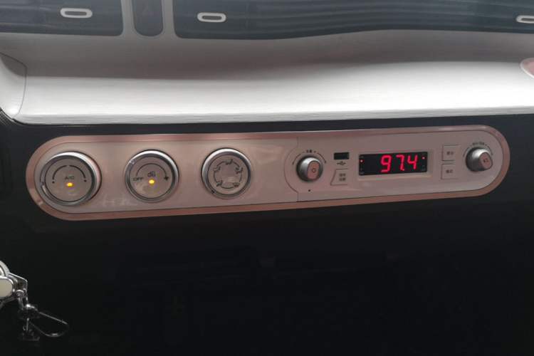 Used Wuling Hongguang MINIEV 2021 Macaron Premium Model – Lithium Iron Phosphate Audio And AC Panel