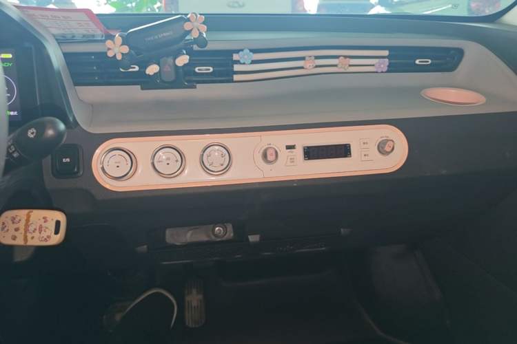 Used Wuling Hongguang MINIEV 2021 Macaron Premium Model – Lithium Iron Phosphate Audio And AC Panel