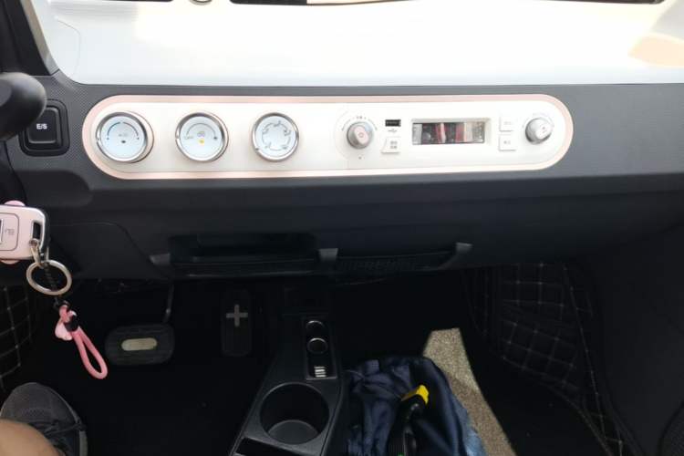 Used Wuling Hongguang MINIEV 2021 Macaron Premium Model – Lithium Iron Phosphate Audio And AC Panel