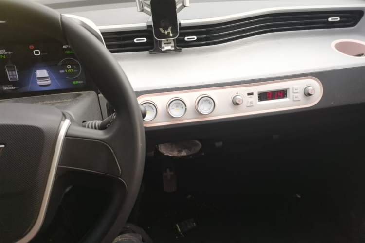 Used Wuling Hongguang MINIEV 2021 Macaron Premium Model – Lithium Iron Phosphate Audio And AC Panel