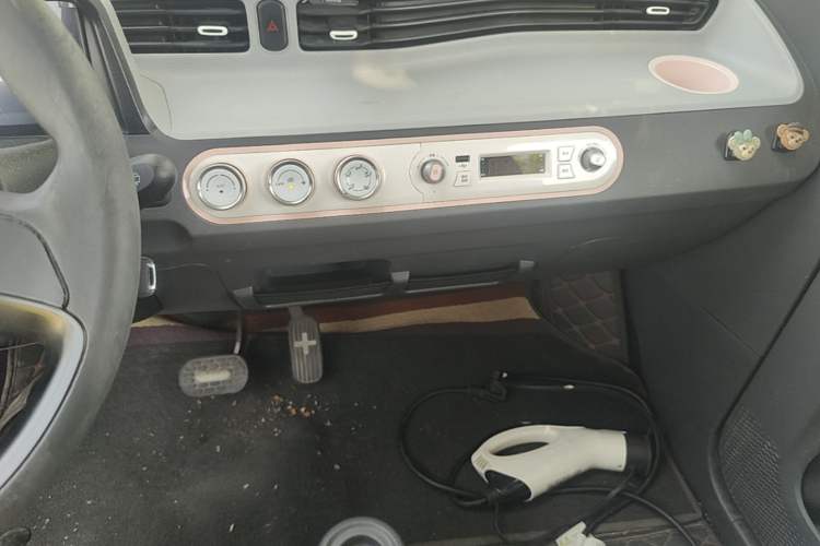 Used Wuling Hongguang MINIEV 2021 Macaron Premium Model – Lithium Iron Phosphate Audio And AC Panel