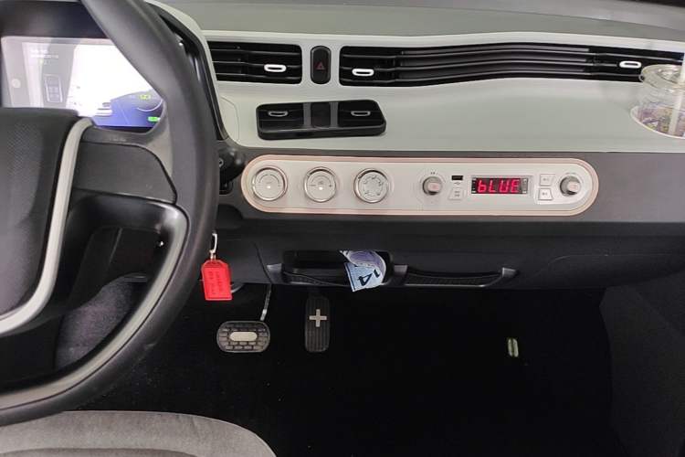 Used Wuling Hongguang MINIEV 2021 Macaron Fashion Edition Lithium-Ion Battery Audio And AC Panel