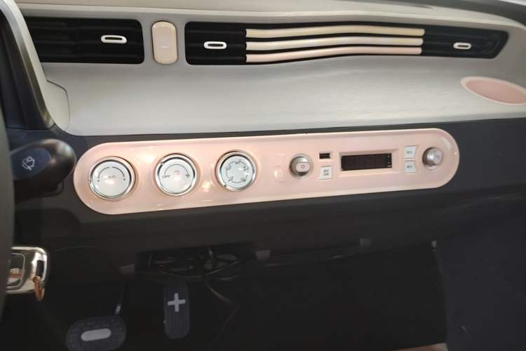 Used Wuling Hongguang MINIEV 2021 Macaron Premium Model – Lithium Iron Phosphate Audio And AC Panel