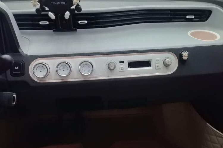 Used Wuling Hongguang MINIEV 2021 Macaron Premium Model – Lithium Iron Phosphate Audio And AC Panel