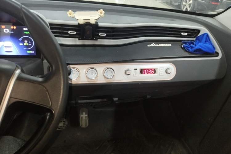 Used Wuling Hongguang MINIEV 2021 Macaron Premium Model – Lithium Iron Phosphate Audio And AC Panel