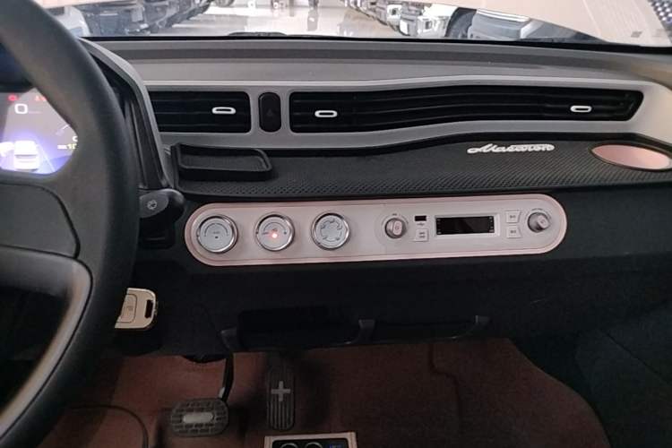 Used Wuling Hongguang MINIEV 2021 Macaron Premium Model – Lithium Iron Phosphate Audio And AC Panel