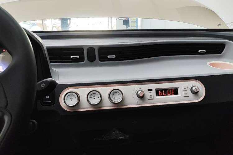 Used Wuling Hongguang MINIEV 2021 Macaron Fashion Model Lithium Iron Phosphate Audio And AC Panel