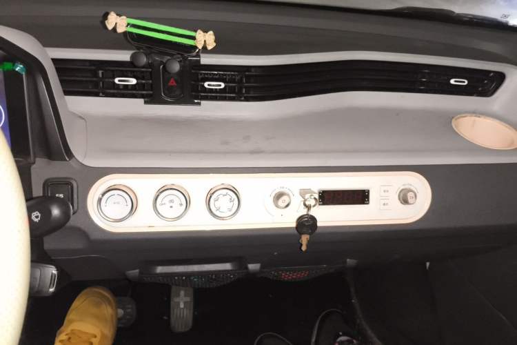 Used Wuling Hongguang MINIEV 2021 Macaron Premium Model – Lithium Iron Phosphate Audio And AC Panel