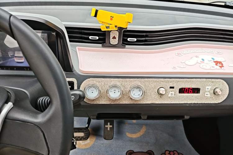Used Wuling Hongguang MINIEV 2021 Macaron Premium Model – Lithium Iron Phosphate Audio And AC Panel