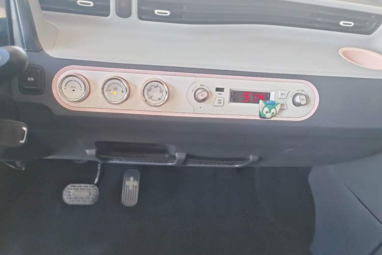 Used Wuling Hongguang MINIEV 2021 Macaron Premium Model – Lithium Iron Phosphate Audio And AC Panel