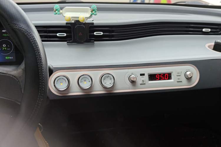 Used Wuling Hongguang MINIEV 2021 Macaron Premium Model – Lithium-NMC Audio And AC Panel