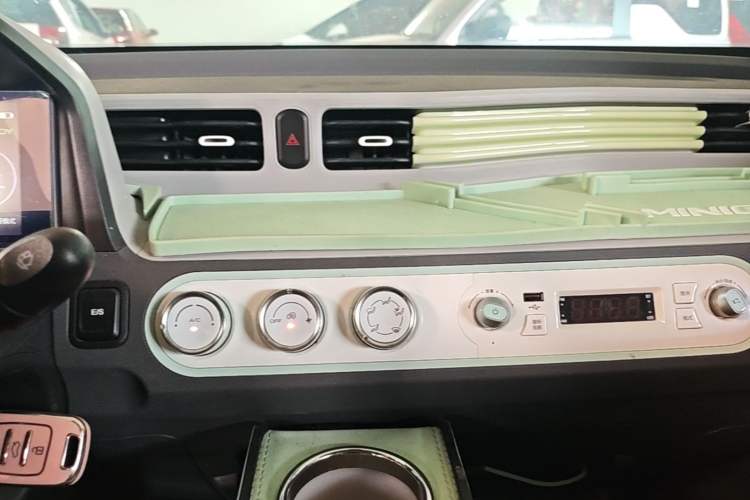 Used Wuling Hongguang MINIEV 2021 Macaron Fashion Model Lithium Iron Phosphate Audio And AC Panel