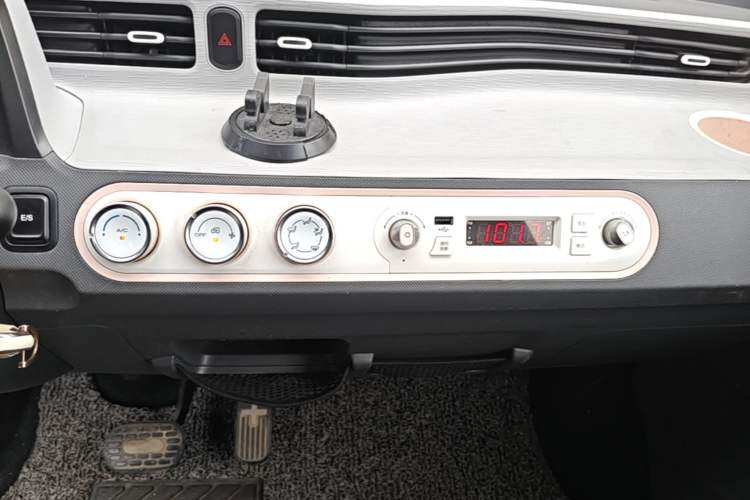 Used Wuling Hongguang MINIEV 2021 Macaron Premium Model – Lithium Iron Phosphate Audio And AC Panel