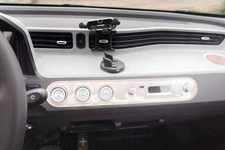 Used Wuling Hongguang MINIEV 2021 Macaron Sandwich Model 170 km Lithium Iron Phosphate Audio And AC Panel