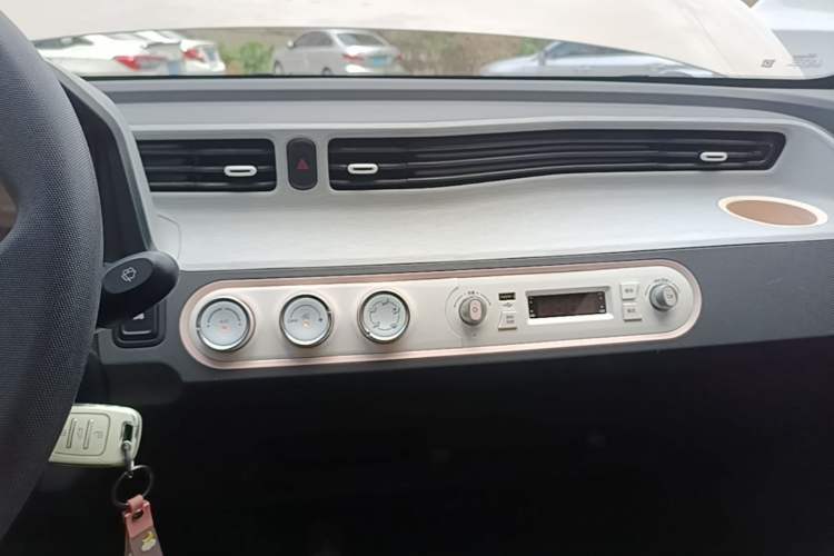 Used Wuling Hongguang MINIEV 2021 Macaron Premium Model – Lithium Iron Phosphate Audio And AC Panel