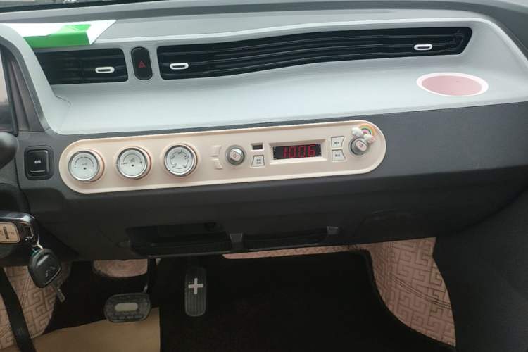 Used Wuling Hongguang MINIEV 2021 Macaron Premium Model – Lithium Iron Phosphate Audio And AC Panel