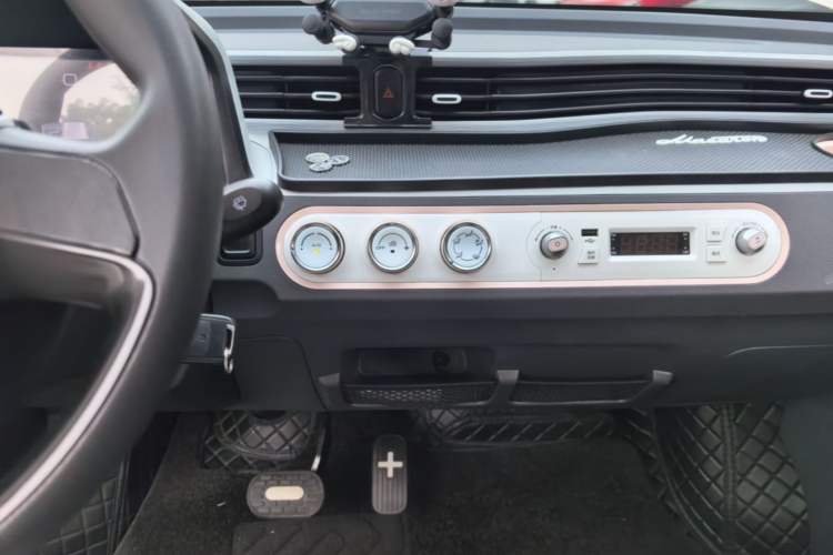 Used Wuling Hongguang MINIEV 2021 Macaron Premium Model – Lithium Iron Phosphate Audio And AC Panel