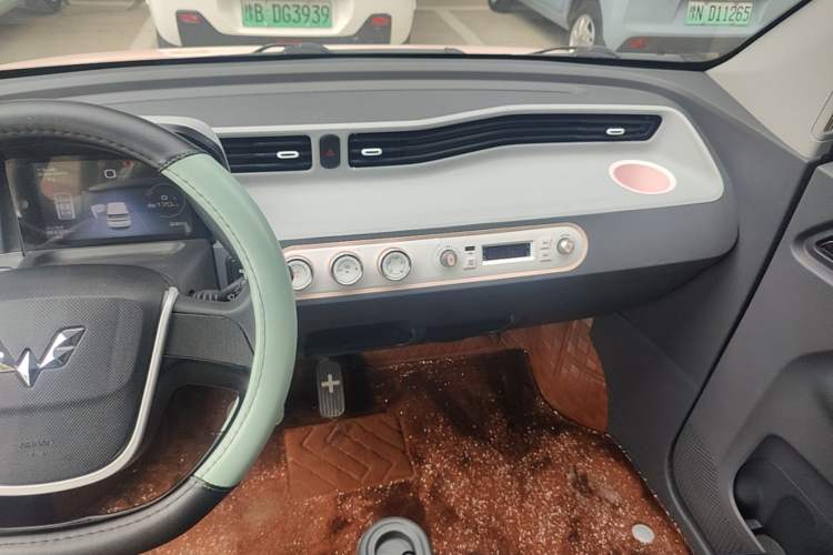 Used Wuling Hongguang MINIEV 2021 Macaron Premium Model – Lithium Iron Phosphate Audio And AC Panel