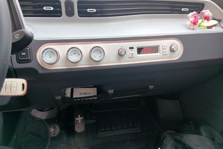 Used Wuling Hongguang MINIEV 2021 Macaron Premium Model – Lithium Iron Phosphate Audio And AC Panel