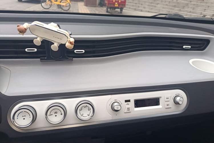 Used Wuling Hongguang MINIEV 2021 Macaron Sandwich Model 120 km Lithium NMC Audio And AC Panel