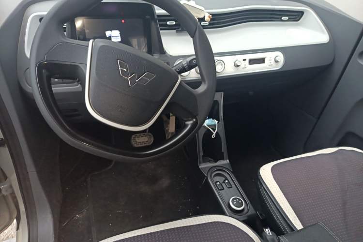 Used Wuling Hongguang MINIEV 2021 Macaron Sandwich Model 120 km Lithium NMC Center Console