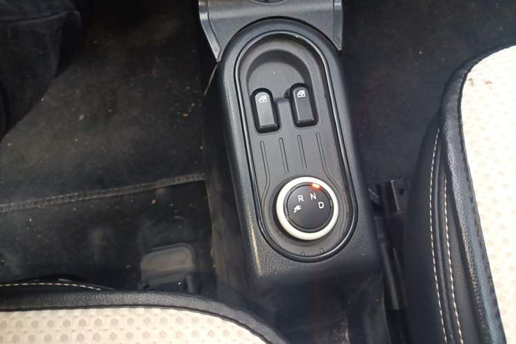 Used Wuling Hongguang MINIEV 2021 Macaron Sandwich Model 120 km Lithium NMC Gear Lever