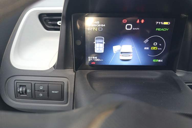 Used Wuling Hongguang MINIEV 2021 Macaron Sandwich Model 120 km Lithium NMC Odometer Close Up