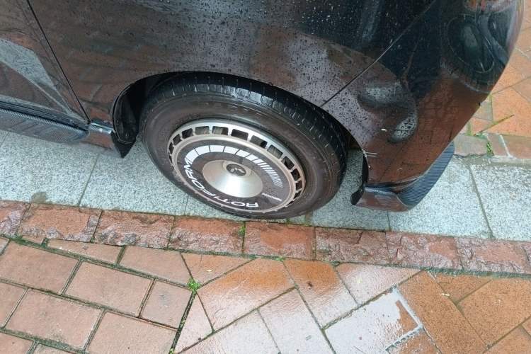 Used Wuling Hongguang MINIEV 2021 Macaron Premium Model – Lithium-NMC Right Front Wheel Hub