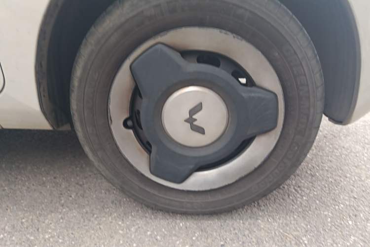 Used Wuling Hongguang MINIEV 2021 Macaron Sandwich Model 120 km Lithium NMC Right Front Wheel Hub