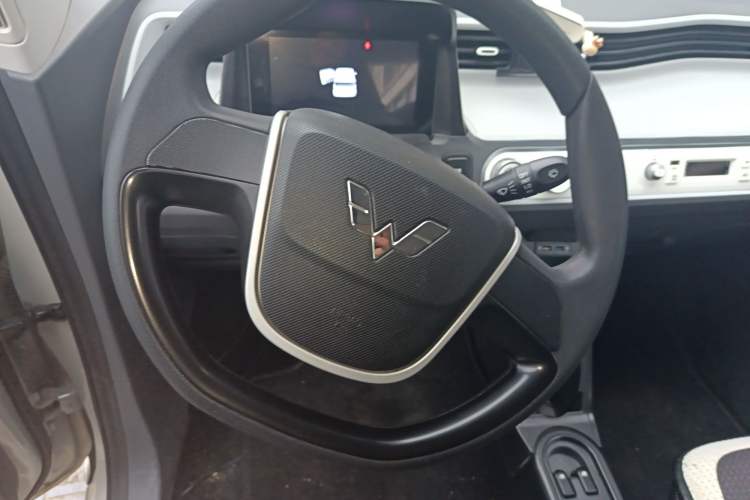 Used Wuling Hongguang MINIEV 2021 Macaron Sandwich Model 120 km Lithium NMC Steering Wheel