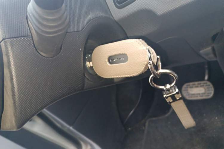 Used Wuling Hongguang MINIEV 2021 Macaron Sandwich Model 120 km Lithium NMC Vehicle Key