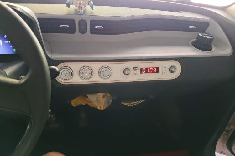 Used Wuling Hongguang MINIEV 2021 Macaron Premium Model – Lithium Iron Phosphate Audio And AC Panel