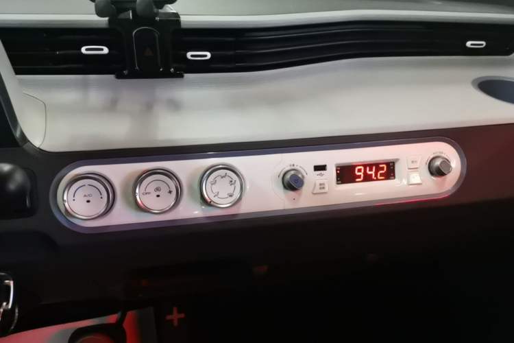 Used Wuling Hongguang MINIEV 2021 Macaron Premium Model – Lithium Iron Phosphate Audio And AC Panel