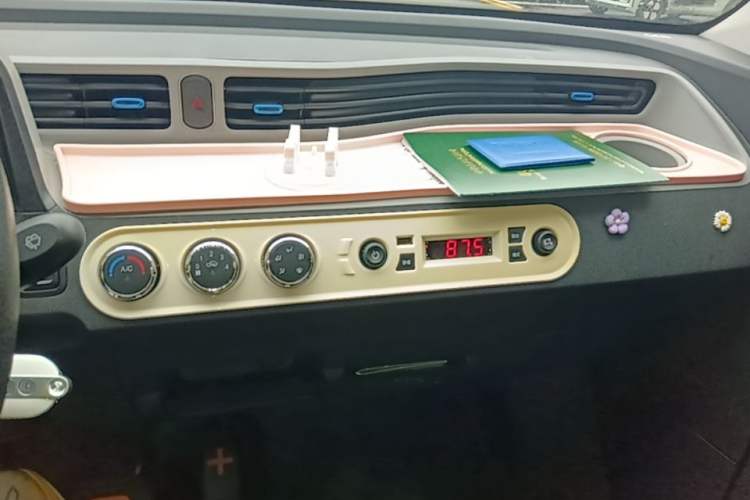 Used Wuling Hongguang MINIEV 2021 Macaron Sandwich Model 120 km Lithium Iron Phosphate Audio And AC Panel