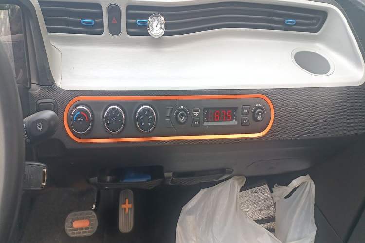 Used Wuling Hongguang MINIEV 2021 Macaron Premium Model – Lithium Iron Phosphate Audio And AC Panel