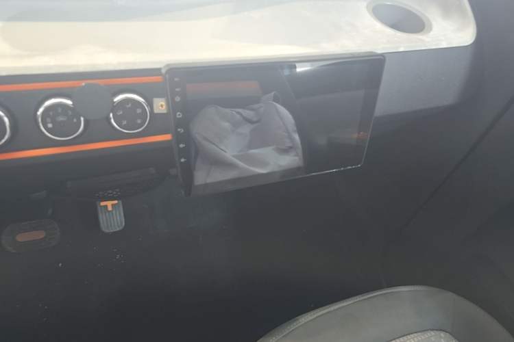 Used Wuling Hongguang MINIEV 2021 Macaron Premium Model – Lithium Iron Phosphate Audio And AC Panel
