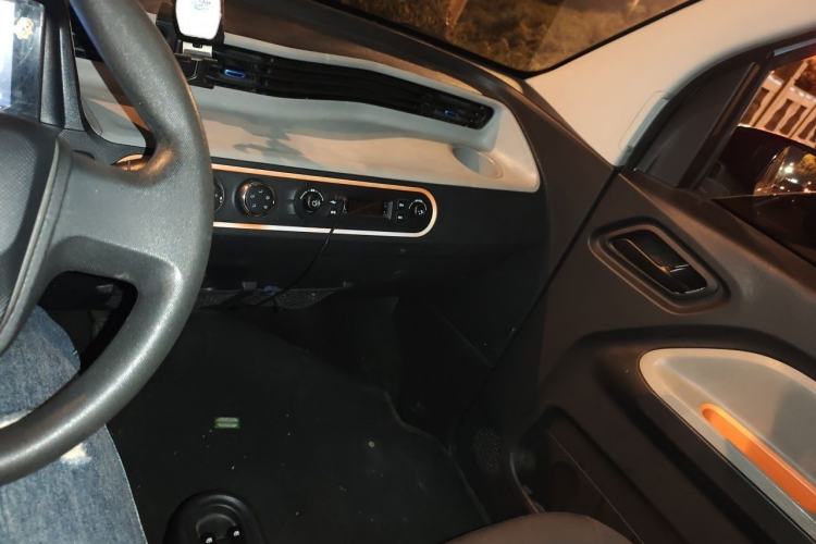 Used Wuling Hongguang MINIEV 2021 Macaron Sandwich Model 170 km Lithium Ternary Audio And AC Panel