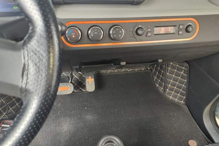 Used Wuling Hongguang MINIEV 2021 Macaron Fashion Model Lithium Iron Phosphate Audio And AC Panel