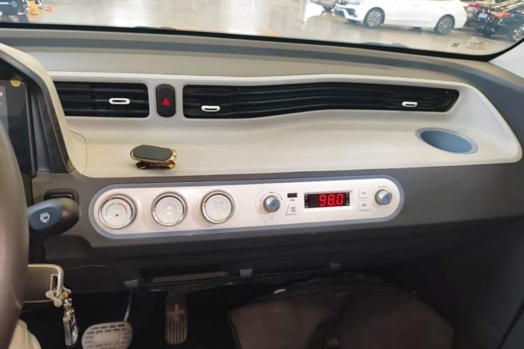 Used Wuling Hongguang MINIEV 2021 Macaron Premium Model – Lithium Iron Phosphate Audio And AC Panel