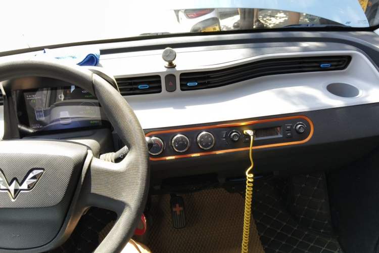 Used Wuling Hongguang MINIEV 2021 Macaron Fashion Edition Lithium-Ion Battery Audio And AC Panel