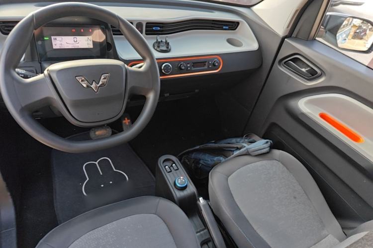 Used Wuling Hongguang MINIEV 2021 Macaron Fashion Model Lithium Iron Phosphate Center Console