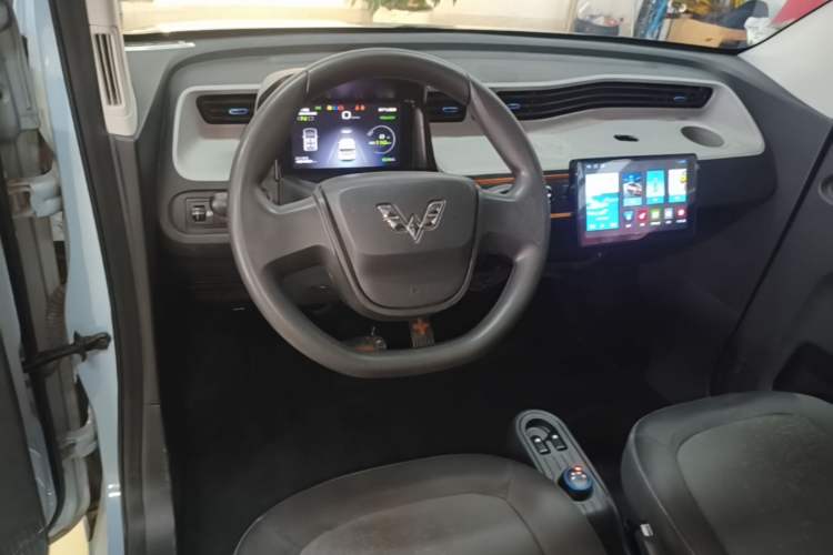 Used Wuling Hongguang MINIEV 2021 Macaron Fashion Model Lithium Iron Phosphate Center Console