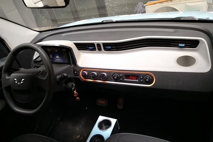 Used Wuling Hongguang MINIEV 2021 Macaron Fashion Model Lithium Iron Phosphate Center Console